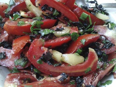 Ароматный салат из помидор с базиликом