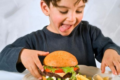 В том, что ребенок ест больше чем надо, виноваты родители