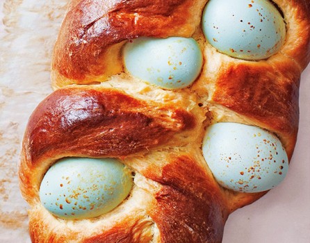 Сдобный пасхальный хлеб с крашеными яйцами
