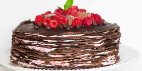 Блинный торт с какао и ягодами